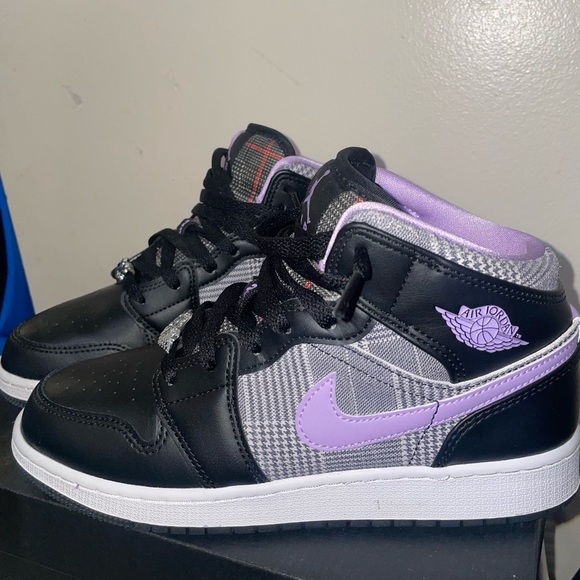 Nike Air Jordan 1 mid black/lilac/white LIKE NEW in BOX! Woman’s size 7. Kid 5.5 - Picture 8 of 10